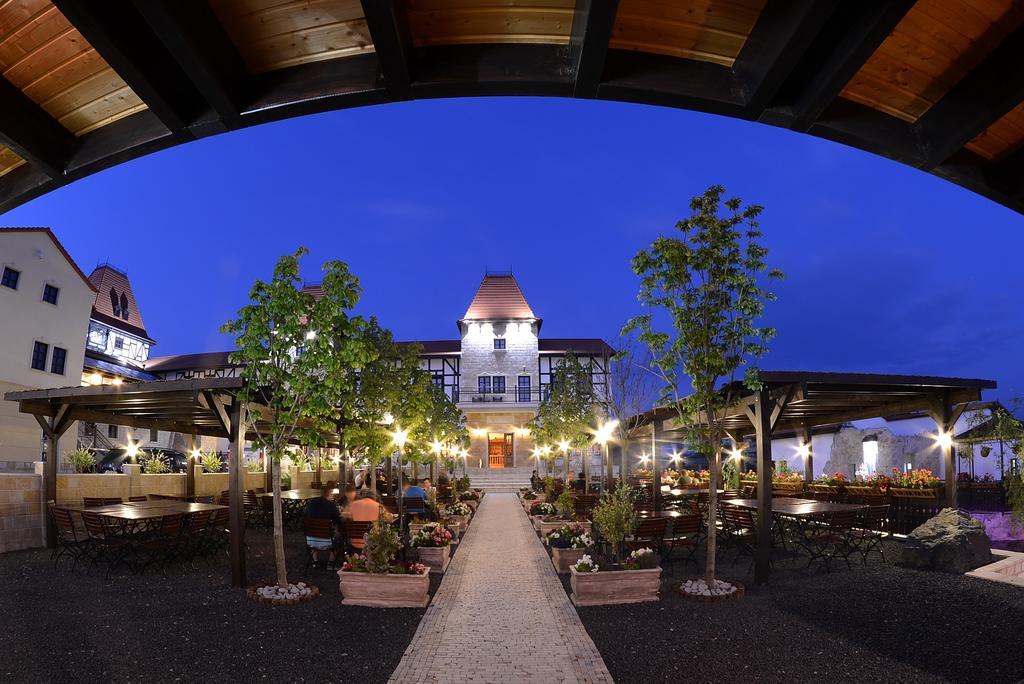 Hotel Castel Royal Mosnita Noua Экстерьер фото