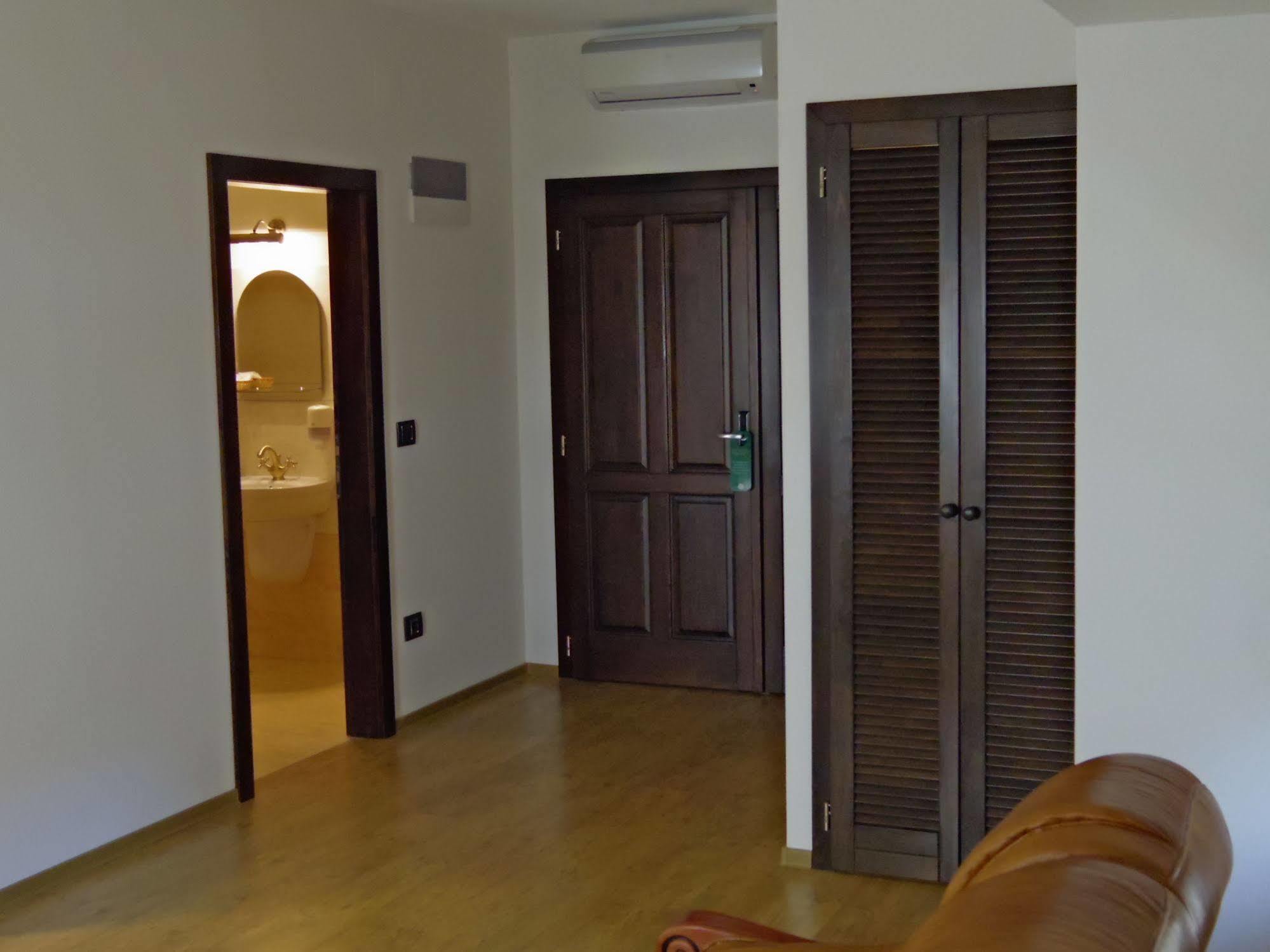 Hotel Castel Royal Mosnita Noua Экстерьер фото